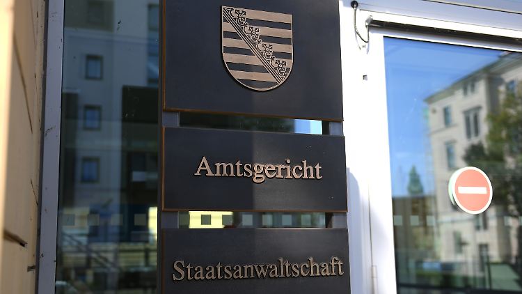 Den Ermittlungen zufolge sei von einer "verfestigten ausländer- und behindertenfeindlichen Grundeinstellung" auszugehen, so die Staatsanwaltschaft.