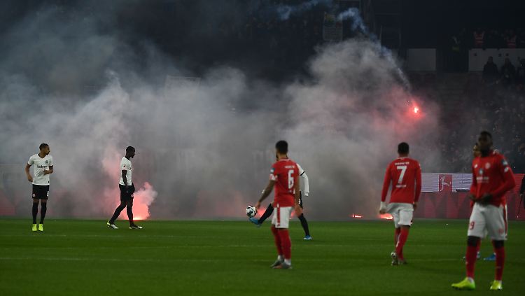 Randale vor Anpfiff: Das Derby zwischen Mainz und Frankfurt hatte es in sich, die 05er krönten sich später zum Sieger.