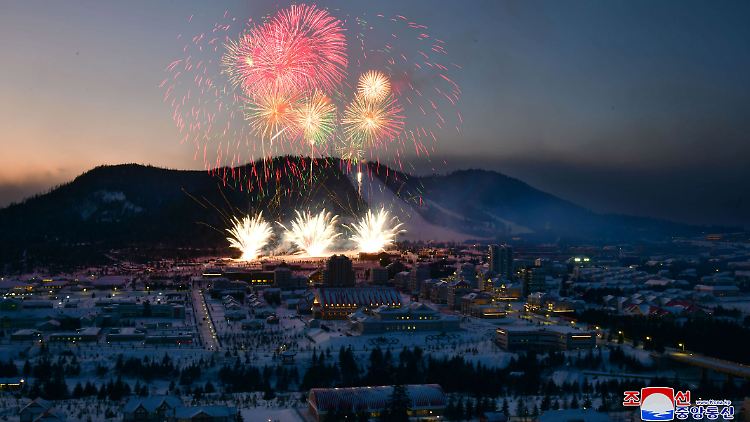 Die neue nordkoreanische Vorzeigestadt Samjiyon wurde mit Feuerwerk eingeweiht.