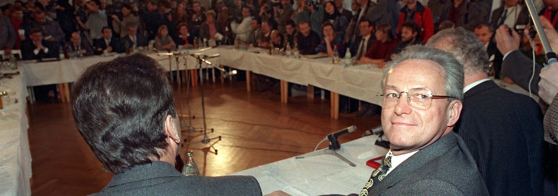Am 7. Dezember 1989 tagt der Zentrale Runde Tisch zu ersten Mal. Auf dem Foto: LDPD-Chef Manfred Gerlach.