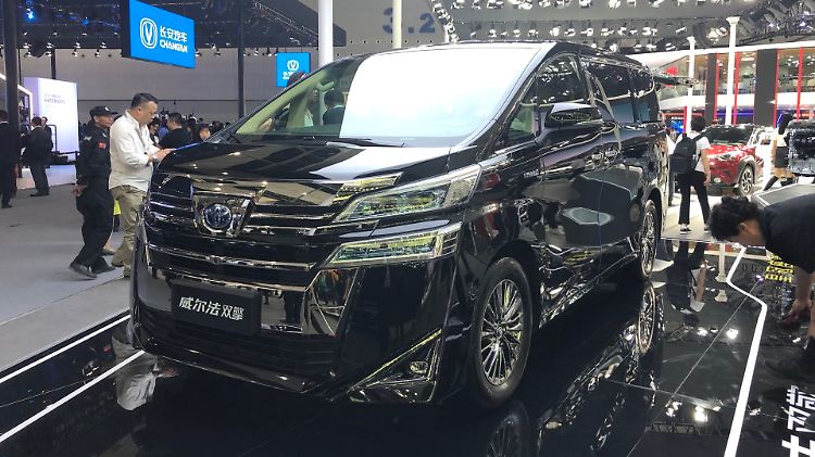 Der Toyota Vellfire ist so beliebt, dass die Käufer über 150.000 Euro für die Großraumlimousine bezahlen.