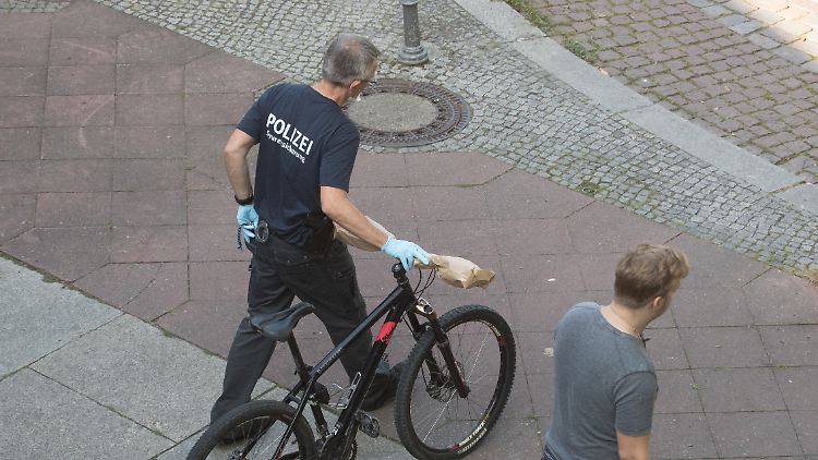 Der Schütze saß auf einem Fahrrad, als er das Opfer erschoss. Polizeitaucher fanden später in der Nähe ein Fahrrad und eine Waffe in der Spree.