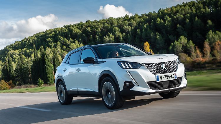 Für die Ausführung als Elektroauto lässt Peugeot das Logo im Kühlergrill blau und grün schimmern.
