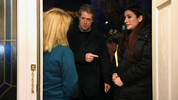 Auf Mission an den Haustüren: Hugh Grant mit Luciana Berger (r.) von den Liberaldemokraten.