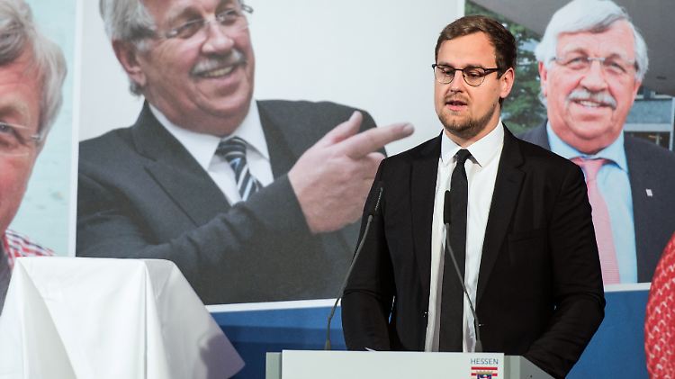 Lübcke sprach vor großen Porträtbildern seines Vaters im Hintergrund.