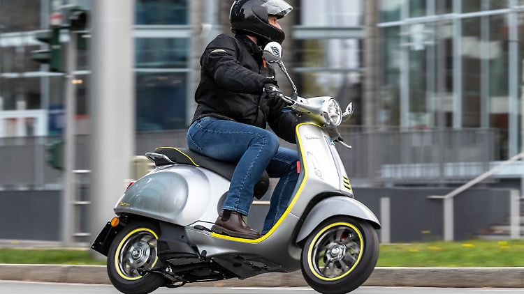 Eigentlich möchte man die Elettrica für einen konventionell getriebenen Roller halten. Doch im klassischen Vespa-Kleid steckt ein E-Antrieb.