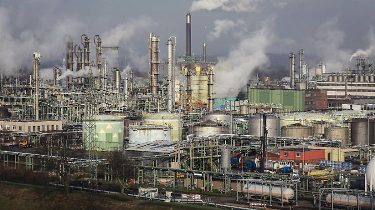 Die deutsche Chemiebranche stellt sich auf schwierige Zeiten ein.