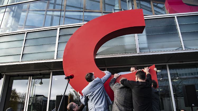 Mitarbeiter der CDU-Bundesparteizentrale transportieren das "C" ins Adenauerhaus.