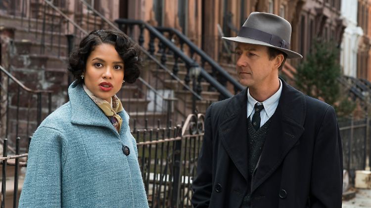 Laura Rose (Gugu Mbatha-Raw) führt Lionel Essrog (Edward Norton) nicht nur in die Jazzclubs in Harlem, sondern auch in die Vororte, die zu Slums verkommen.  
