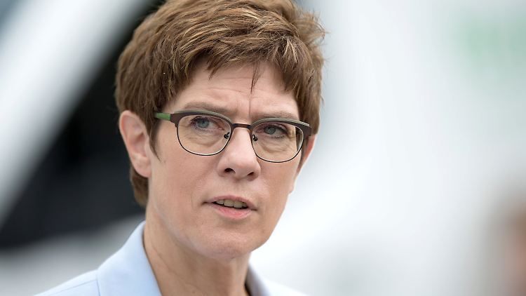 Menschen, die sich ehrenamtlich engagieren, verdienen mehr Unterstützung, sagt Annegret Kramp-Karrenbauer.