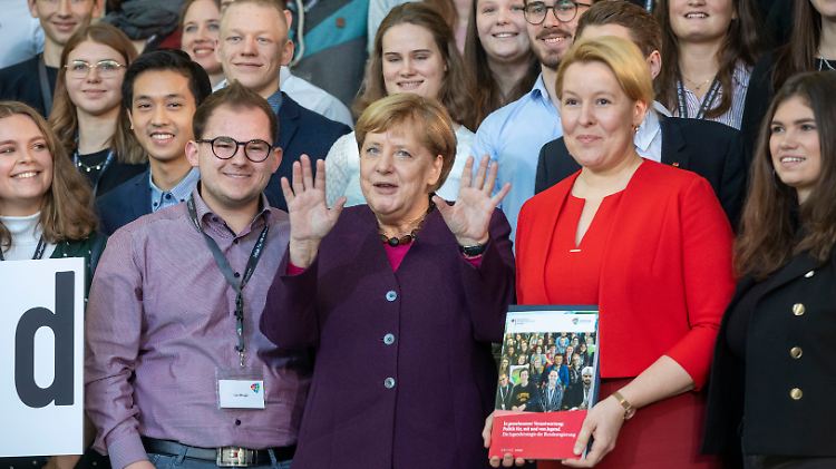 Kanzlerin Merkel und Familienministerin Giffey mischen sich unters junge Volk.
