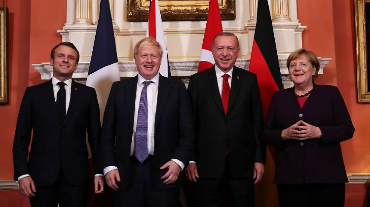Ein explosiver Vierer-Club zum Nato-Gipfel: Frankreichs Präsident Macron, der britische Premier Johnson, der türkische Präsident Erdogan und Kanzlerin Merkel. 
