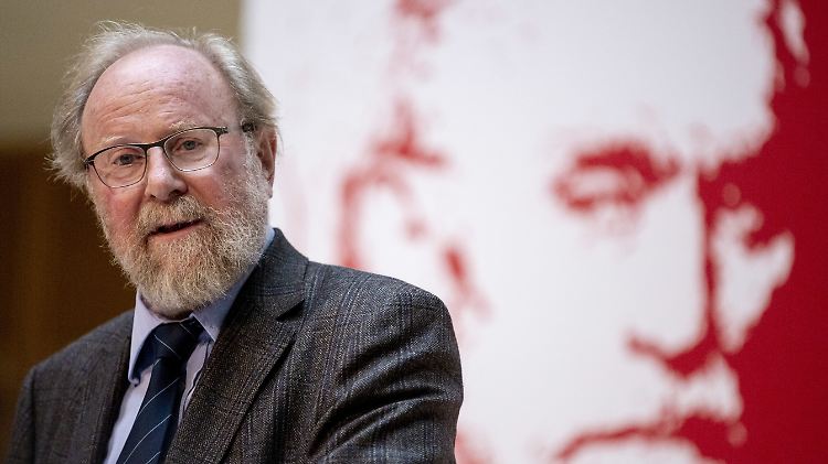 Wolfgang Thierse vor dem Konterfei von August Bebel im September im Willy-Brandt-Haus.