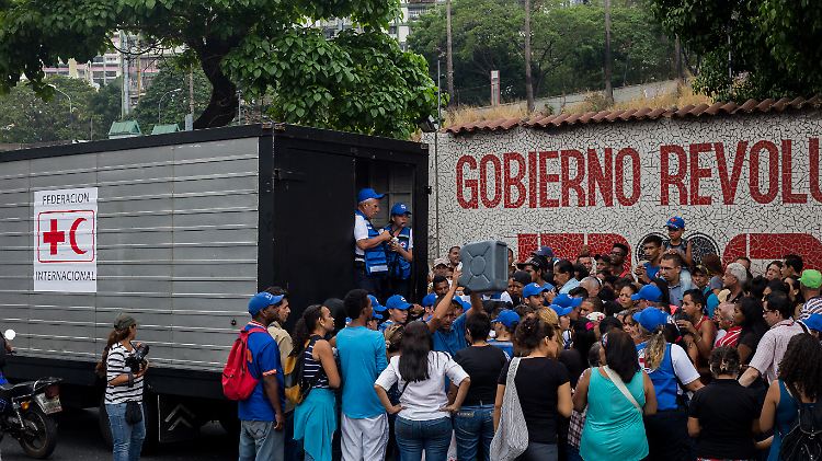 April 2019: In Venezuelas Hauptstadt Caracas warten Menschen darauf, Hilfsgüter des Roten Kreuzes zu bekommen.