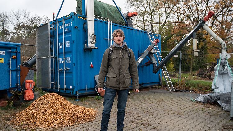 Der Botanische Garten hat eigene Karbonisierungsanlagen in großen Containern. Forscher wie Robert Wagner stellen die Pflanzenkohle dort selbst her.