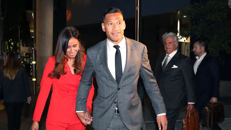 Israel Folau verließ gemeinsam mit seiner Frau zufrieden das Gerichtsgebäude in Melbourne.