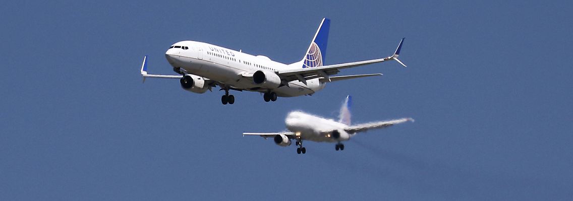 Eine Boeing 737-800 und ein A320 Airbus (hinten) im Dienste von United Airlines.