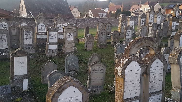 Über 100 jüdische Gräber wurden mit Hakenkreuzen beschmiert.