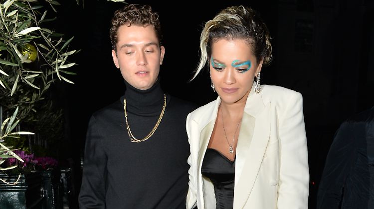 Unauffällig wäre anders: Rita Ora und Rafferty Law.