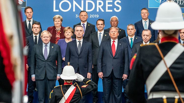 Gruppenfoto zum Abschluss: Die Staats- und Regierungschefs feilen an ihrer Militärstrategie.