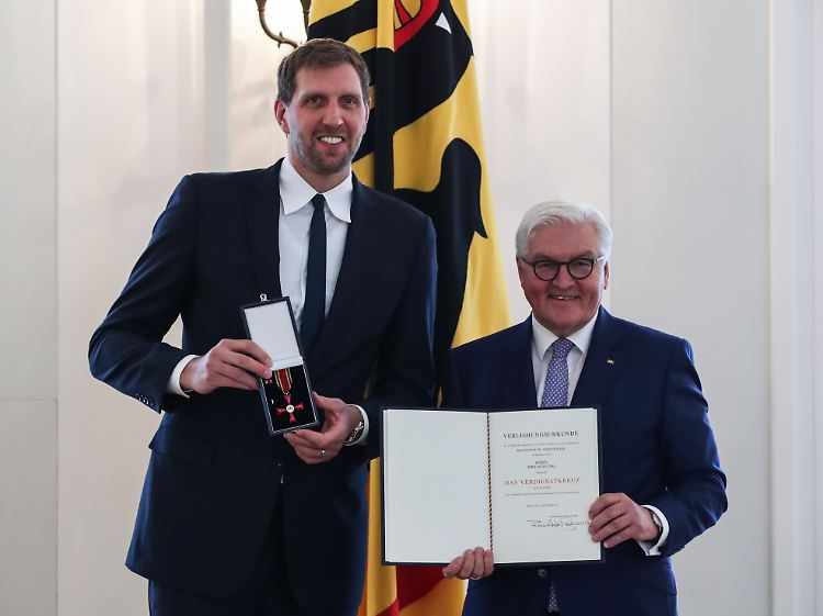 Dirk Nowitzki erhält von Bundespräsident Steinmeier das Bundesverdienstkreuz.