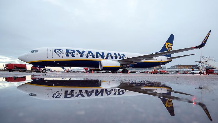 Ein Flieger der Linie Ryanair steht am Hamburger Flughafen - auch diesen Standort will die Airline in Zukunft nicht mehr verwenden. 