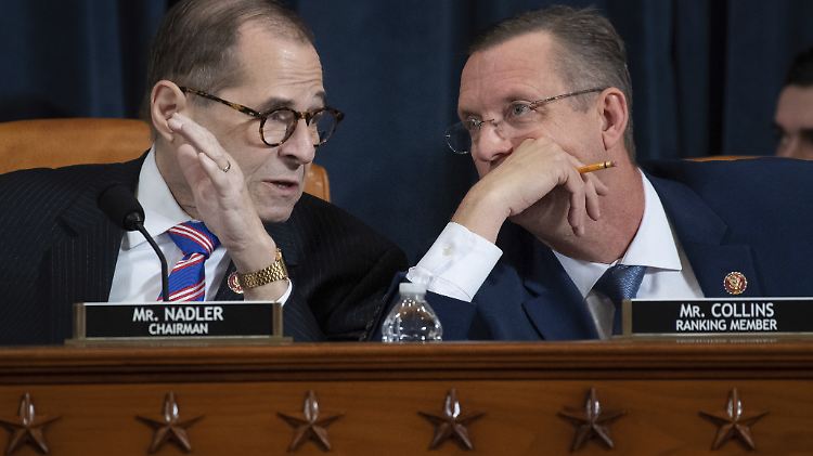 Neue Runde bei den Impeachment-Anhörungen: Jerrold Nadler (l.), Vorsitzender des Justizausschusses im US-Repräsentantenhaus, spricht mit Doug Collins, dem ranghöchsten Ausschussmitglied der oppositionellen Republikaner.