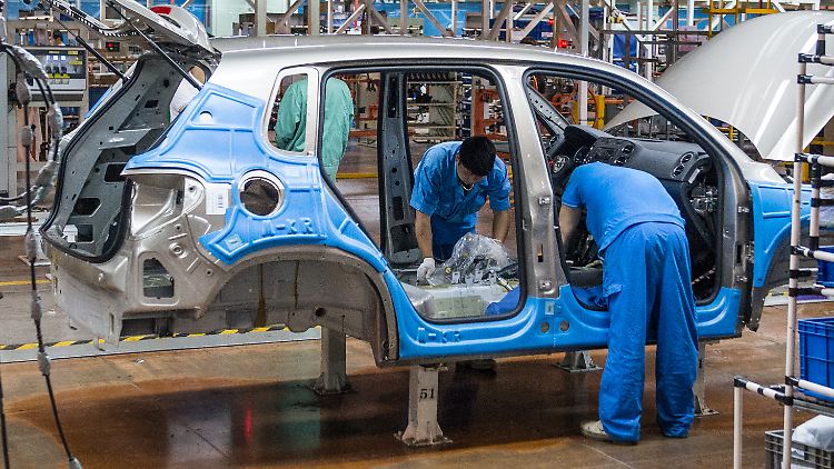 Mechaniker montieren im VW-Werk bei Schanghai einen Tiguan.