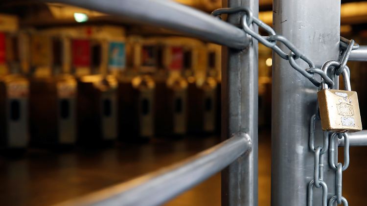 Verriegelter Eingang einer Pariser U-Bahn-Stadion (Archivbild).