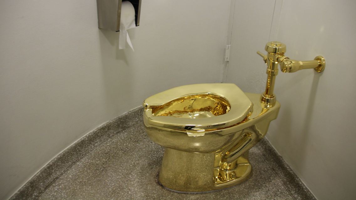 Besucher konnten die goldene Toilette auch benutzen.