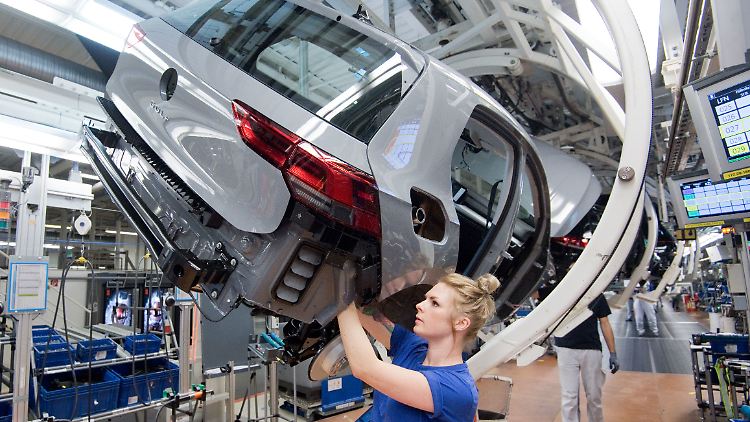 Auch die deutsche Autoindustrie leidet unter einem schrumpfenden Auftragsbestand.