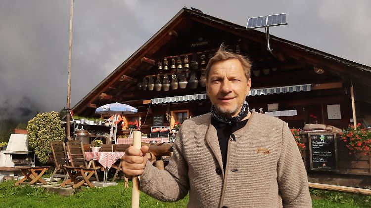 Richy Müller vor der Alpheubühlen-Hütte.jpg
