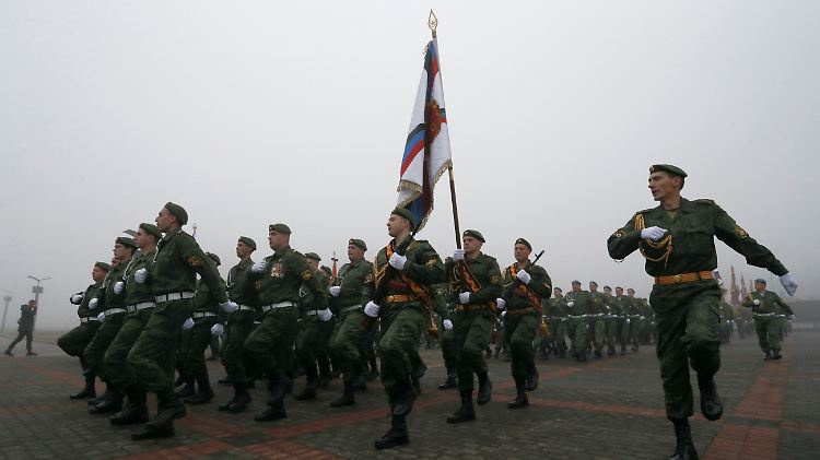 Parade russlandtreuer Separatisten in Donezk.