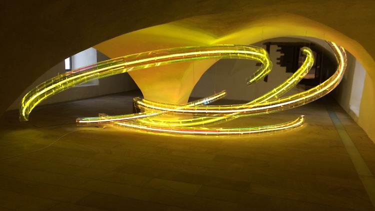 Lichtkunst ist gerade jetzt besonders wichtig, denn tanzendes Licht macht sofort gute Laune. 