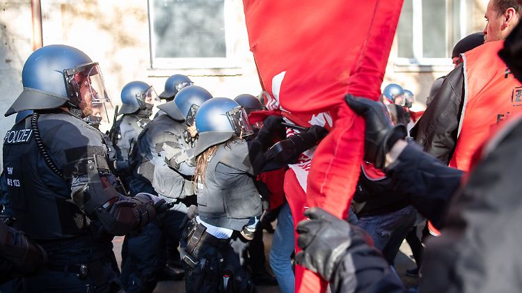 Vor dem Prozess um die Kündigung eines Daimler-Mitarbeiters kam es zu Auseinandersetzungen mit der Polizei.