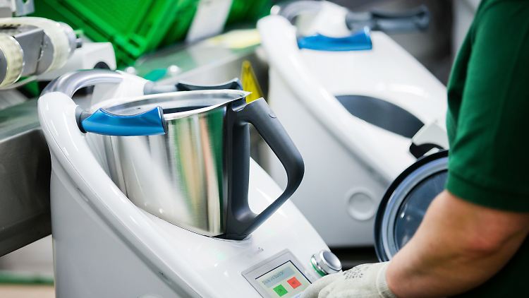 Blick in die Produktion des Thermomix TM5 von Vorwerk im Werk in Wuppertal.