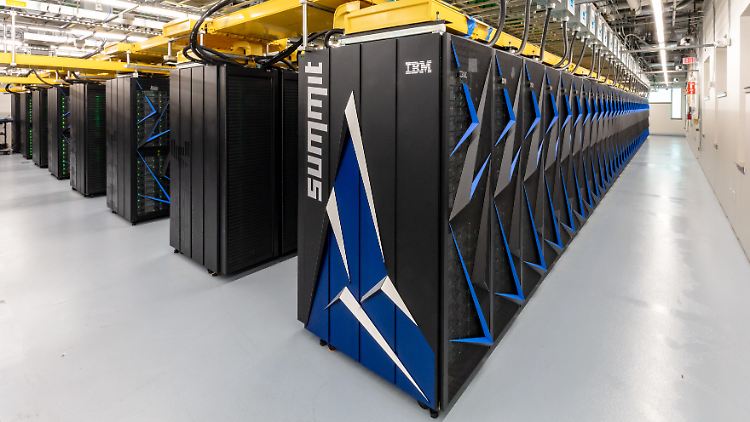 Ein Supercomputer ist ein besonders schneller Computer. Dabei ist es unerheblich, auf welcher Bauweise der Computer beruht, solange es sich um einen universal einsetzbaren Rechner handelt.
