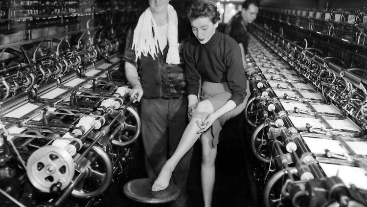 1953 produziert eine Nylon-Maschine das erste Paar Nylonstrümpfe.