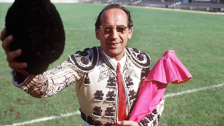 Als Trainer von Atlético Madrid grüßte Max Merkel schon mal als Torero verkleidet.