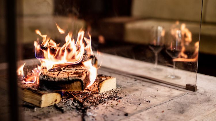 Herrlich gemütlich, so ein Feuerchen. Dazu Wein und Buch, perfekt.