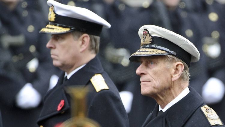 Trotz des erzwungenen Rücktritts möchte Prinz Andrew (l.) zur Beerdigung seines Vaters, Prinz Philip, Uniform tragen.