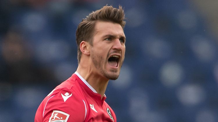 Hendrik Weydandt erzielte das 2:2 für Hannover 96 und jubelte später noch über den ersten Heimsieg der Saison.