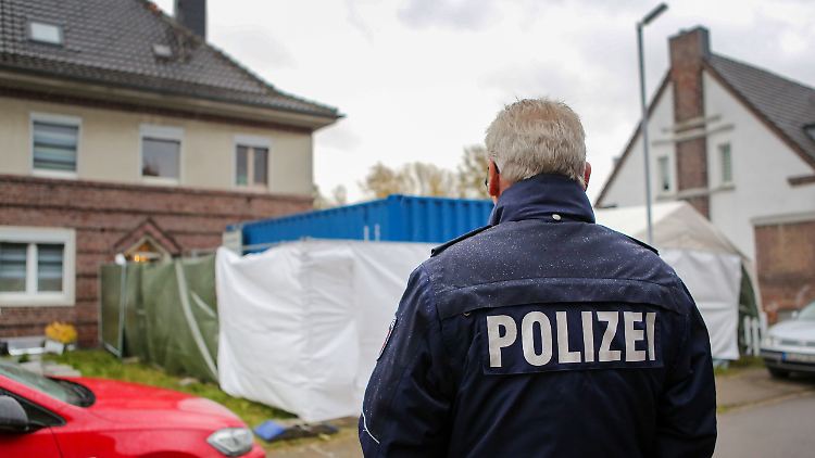 Im November durchsuchte die Polizei ein Haus in Alsdorf. Mittlerweile gibt es Verdächtige in neun Bundesländern.