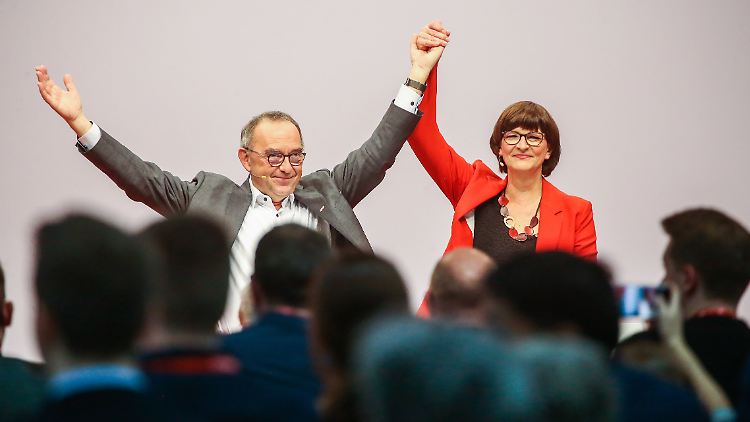 Trotz Vertrauensvorschuss: Wirkliche Euphorie kommt bei der Rede von Walter-Borjans und Esken nicht auf.