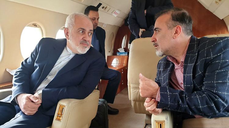 Dieses auf Twitter veröffentlichte Foto zeigt den iranischen Außenminister Sarif (l.) und den aus der Haft entlassenen Soleimani.
