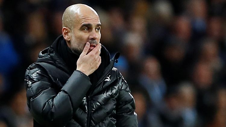Josep Guardiola musste mitansehen, wie seine Mannschaft im Derby in der ersten Halbzeit phasenweise an die Wand gespielt wurde.