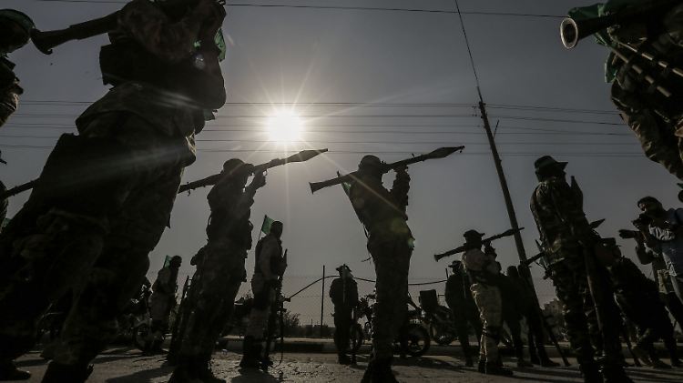 Die Al-Kassam-Brigaden - hier bei einer Parade - sind der militärische Arm der Hamas. 