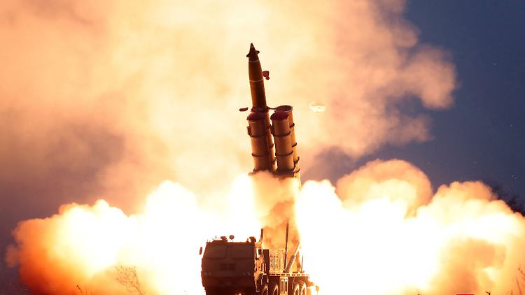 Ein undatiertes Bild von einem Raketenabschuss, das die staatliche Nachrichtenagentur herausgegeben hat. Zum angeblichen neuen Testerfolg gibt es keine weiteren Details.