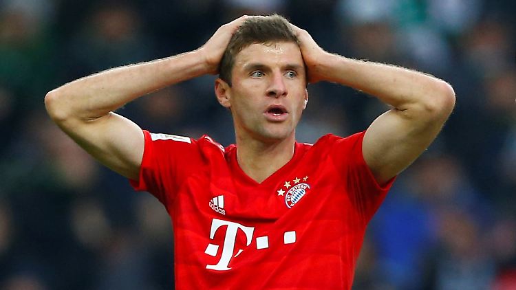 Thomas Müller ist fassungslos. Der FC Bayern verliert auch das Topspiel bei Borussia Mönchengladbach.