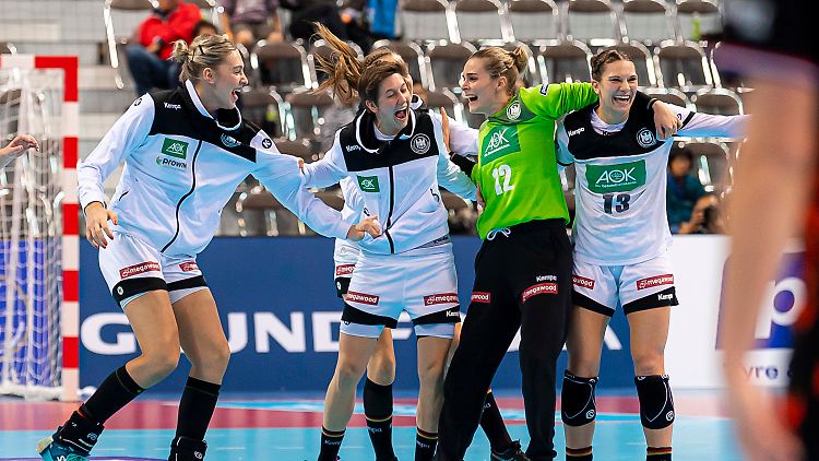Dinah Eckerle wird nach dem Sieg gegen die Niederlande wiederholt als Spielerin des Spiels ausgezeichnet.